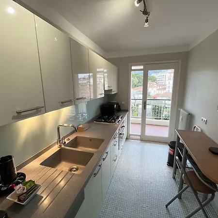 B052-bel Spacieux Grand Balcon Et Garage